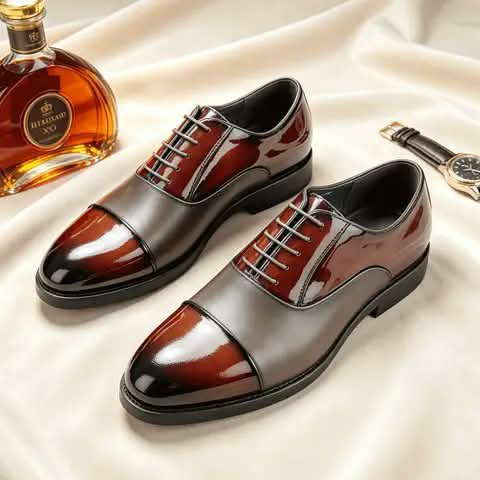 Two-tone Oxford shoes in burgundy and brown.